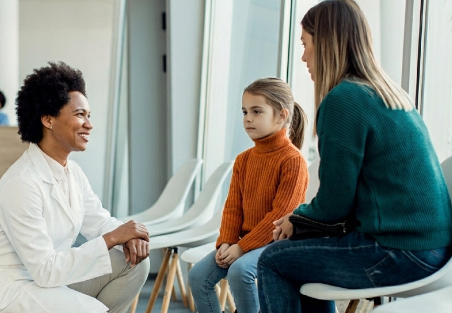 une mère_qui_ramene_sa_fille_au_centre_ressources_autisme_cvl